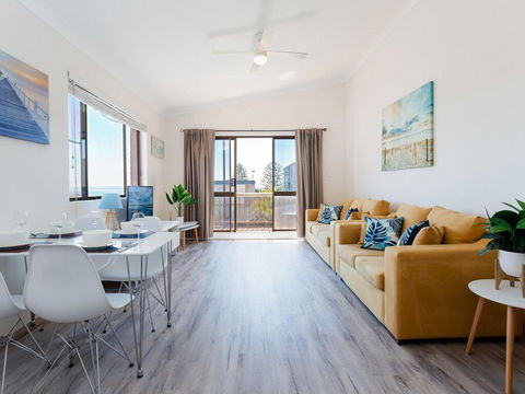 6 'Bahia', 47 Ronald Avenue - Fantastic Location With Filtered Water Views - Events Australia 3