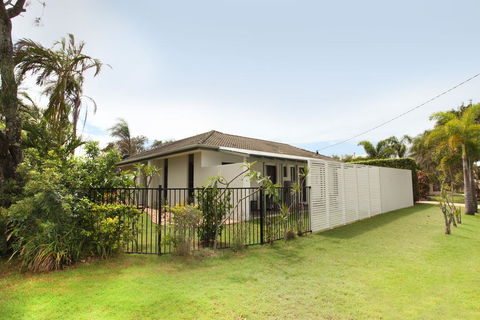 6 Petrie Ave, Marcoola, Pet Friendly, Linen Supplied - Tourism Bookings 2