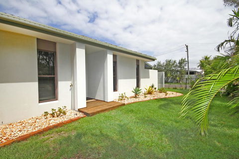 6 Petrie Ave, Marcoola, Pet Friendly, Linen Supplied - Tourism Bookings 1
