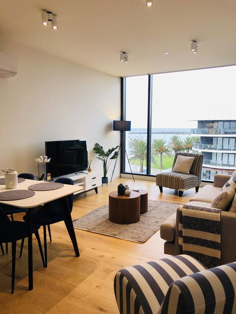Absolute Waterfront Apt 319 Lighthouse - Events Australia 3