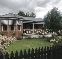 Acacia House - Central Healesville - Yarra Valley - Tourism Bookings