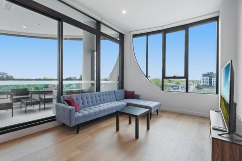 Generous 2-Bed Apartment With Great Amenities - Events Australia 0