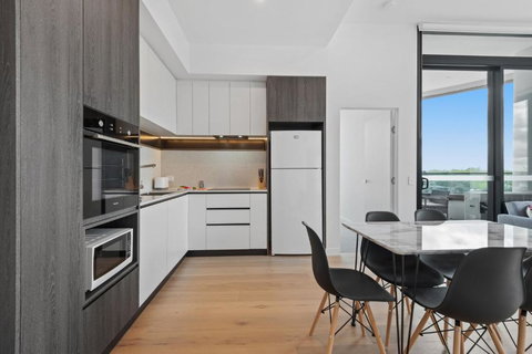 Generous 2-Bed Apartment With Great Amenities - Events Australia 1