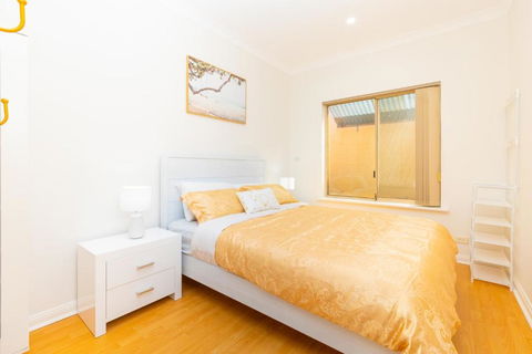 Glenelg House Modern 5QBed,1cot,3Bth, 4TV, Pet - Events Australia 3