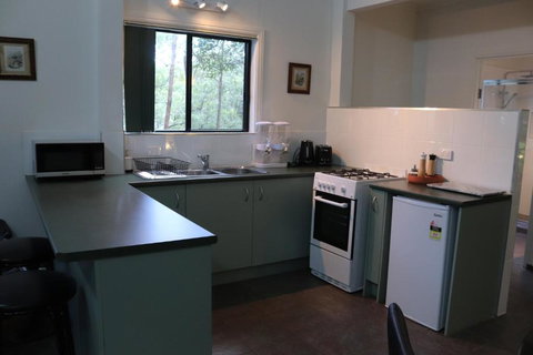 GREEN TREES CHALET Australia Zoo Close By - Tourism Bookings 2