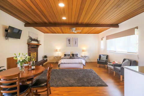 Hahndorf Lodge Pioneer Suite - Main Street Hahndorf On Site Secure Parking - Accommodation Europe 1