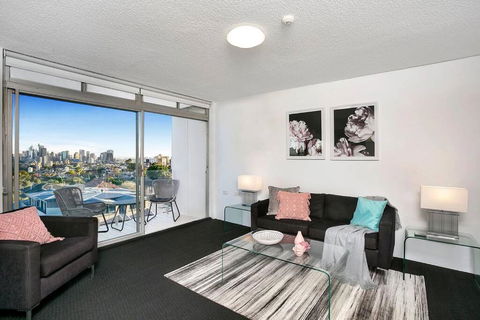HARIS - Modern 2BR Apartment With Views - Events Australia 0