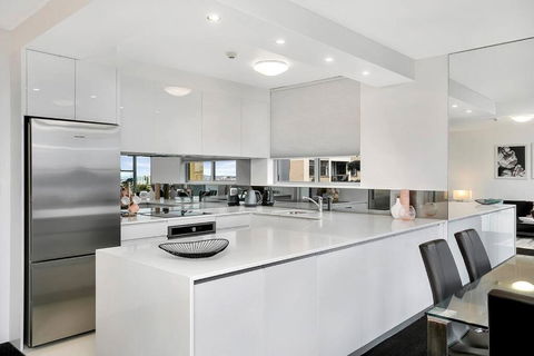 HARIS - Modern 2BR Apartment With Views - Events Australia 1