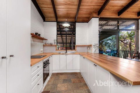 Historical Cottage In The Hills - Events Australia 3