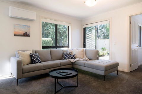 Homely Unit Located Near The City With Parking And Wifi - Events Australia 0