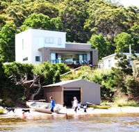Amazing Ansons Bay Absolute Waterfront Beach House - Events Australia