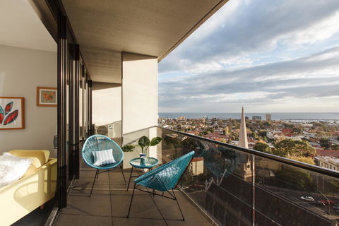 Ascent Apartment With Ocean Views By Ready Set Host - Events Australia 1