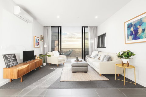 Ascent Apartment With Ocean Views By Ready Set Host - Events Australia 0