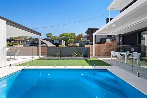 Luxury NEW 5BDRM Oasis With Heated Pool - Events Australia 0
