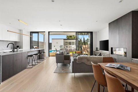 Luxury NEW 5BDRM Oasis With Heated Pool - Events Australia 1