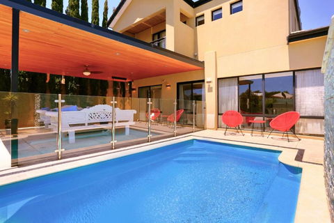LUXURY VILLA W POOL & SPAS - Events Australia 0