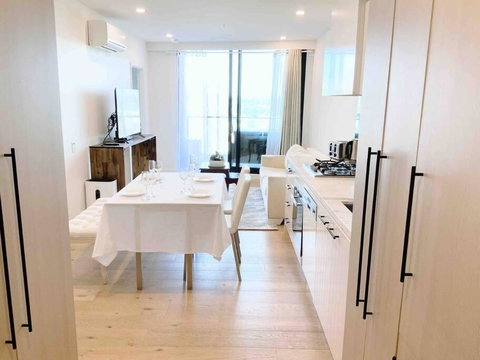 M-city Apartment - Executive Twin King Ensuites - Fully Equipped - Free Parking, Fast Wifi, Smart TV, Netflix, Complementary Drinks & Amenities - M-city Shopping Centre Clayton 3168 - Tourism Bookings 0