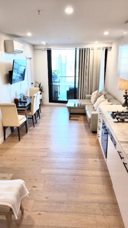 M-city Shopping Center Apartment - Executive Twin King Ensuites - Fully Equipped - Free Parking, Fast Wifi, Smart TV, Netflix, Complementary Drinks & Amenities - Clayton 3168 - Tourism Bookings 3