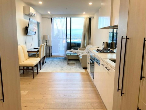 M-city Shopping Center Apartment - Executive Twin King Ensuites - Fully Equipped - Free Parking, Fast Wifi, Smart TV, Netflix, Complementary Drinks & Amenities - Clayton 3168 - Tourism Bookings 1