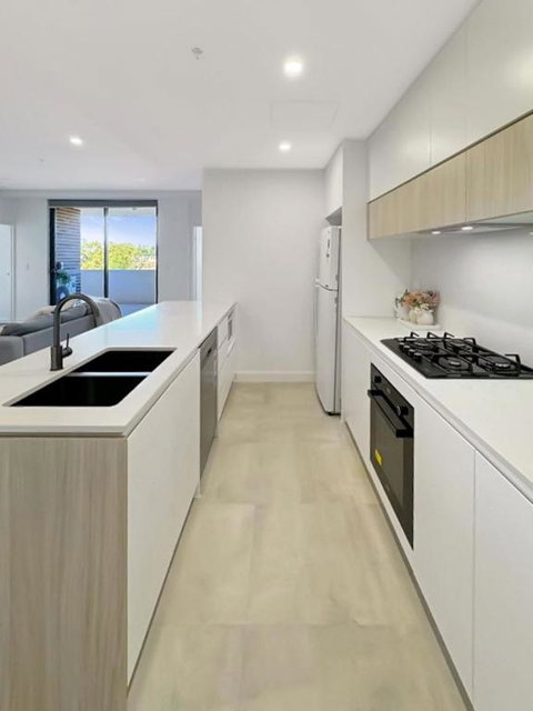 Modern 2BR Suite With Balcony & Parking Near Airport - Events Australia 1