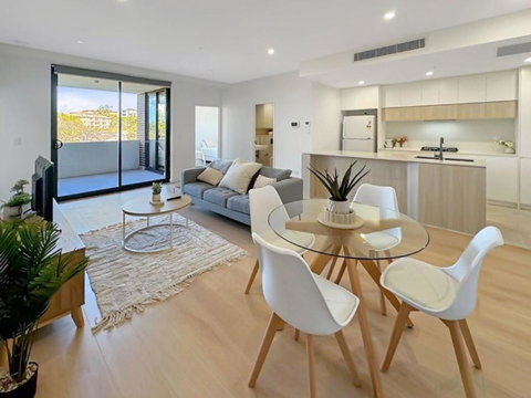 Modern 2BR Suite With Balcony & Parking Near Airport - Events Australia 0