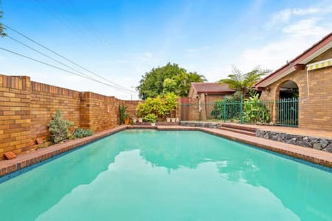Modern Comfort Retreat 4Bed Cozy Haven W Pool - Tourism Bookings 2