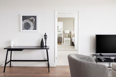 Modern Glamour I90 - Tourism Bookings 2