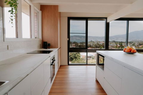 Modern Home Overlooking River - Tourism Bookings 3