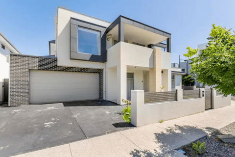 Modern Mansion In Lightsview By Host Solutions - Accommodation Europe 1