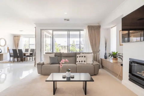Modern Mansion In Lightsview By Host Solutions - Accommodation Europe 2