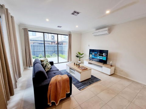 Modern Narre Warren Three Bedroom Townhouse, Close To Fountain Gate SC - Events Australia 1