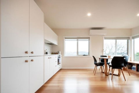 Modern Self Contained Unit Views Parking And WiFi - Events Australia 0