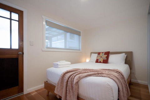 Modern Self Contained Unit Views Parking And WiFi - Events Australia 3