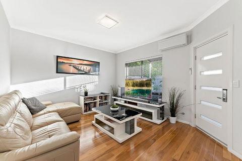 Modern Scarborough Townhouse - Events Australia 1
