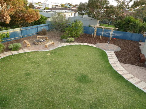 Moonta Bay Stylish Large Home 3 Min Walk From Beach And Jetty - Accommodation Europe 3