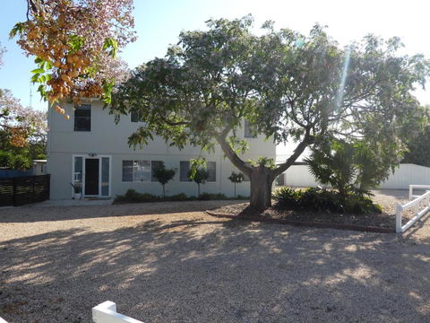 Moonta Bay Stylish Large Home 3 Min Walk From Beach And Jetty - Accommodation Europe 2