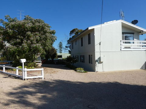 Moonta Bay Stylish Large Home 3 Min Walk From Beach And Jetty - Accommodation Europe 1