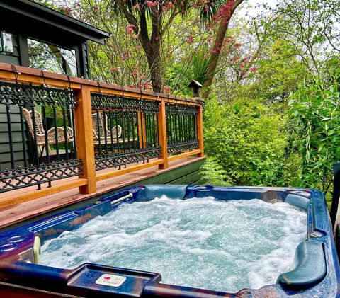 Mountain Cottage In Dandenong Ranges - Tourism Bookings 1