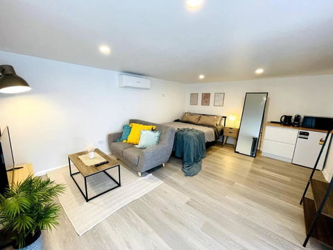 Newly Renovated Contemporary Private Studio Near Hobart CBD And Airport - Events Australia 0