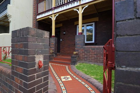 Newtown Vibes With Pool & Parking - Tourism Bookings 3