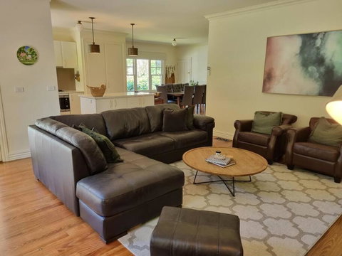 Noonan House, 5 Bedrooms. Hop & Skip To Town - Events Australia 3