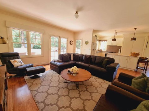 Noonan House, 5 Bedrooms. Hop & Skip To Town - Events Australia 2