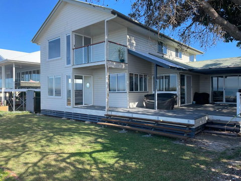 Ocean Pearl - 3 Bedroom Beachfront Property! - Events Australia 1