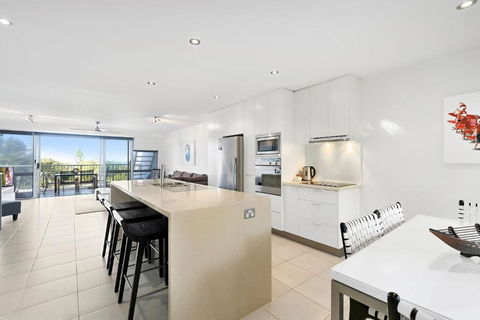 Ocean Terraces Split Level Apartment At The Beach - Events Australia 1