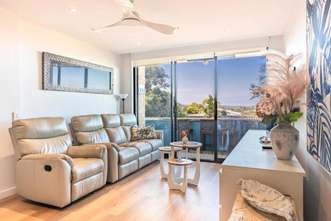 Ocean Views 2-Bed Apartment Minutes From Beach - Events Australia 0