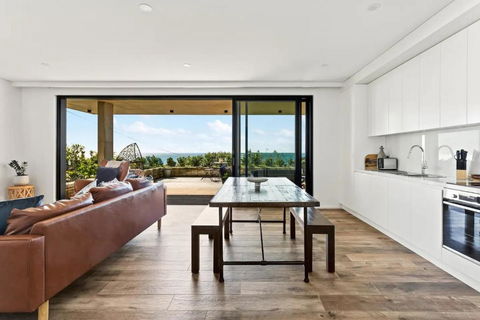 Ocean Views, Deck And Parking At Beach Apartment - Events Australia 2