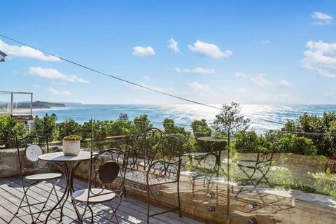 Ocean Views, Deck And Parking At Beach Apartment - Events Australia 3