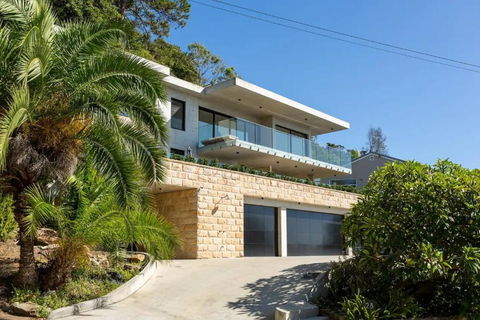 Ocean Views, Deck And Parking At Beach Apartment - Events Australia 1