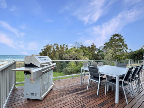 Oceanfront 4-Bed Haven With BBQ & Alfresco Dining - Events Australia 0
