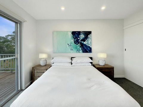 Oceanfront 4-Bed Haven With BBQ & Alfresco Dining - Events Australia 1